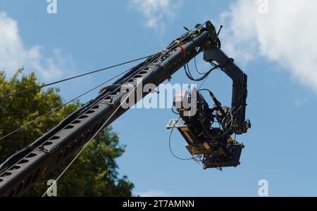 Telecamera in aria montata su Un braccio con braccio a braccio per gru per impieghi gravosi, Inghilterra Regno Unito Foto Stock