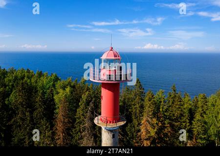 Spettacolare faro di Juminda nella foresta alla fine di una penisola di Juminda nella contea di Harju in una soleggiata giornata estiva, Mar Baltico, Estonia Foto Stock