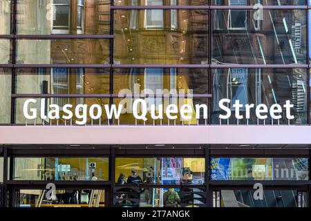 Segnale della stazione ferroviaria di Glasgow Queen Street, Scozia, Regno Unito, Europa Foto Stock