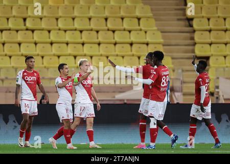 Monaco, Monaco. 5 novembre 2023. Aleksandr Golovin dell'AS Monaco festeggia con i compagni di squadra dopo aver segnato per dare alla squadra un vantaggio di 2-0 durante la partita di Ligue 1 allo Stade Louis II di Monaco. Il credito fotografico dovrebbe leggere: Jonathan Moscrop/Sportimage Credit: Sportimage Ltd/Alamy Live News Foto Stock