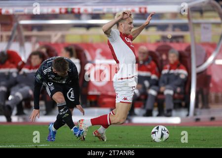 Monaco, Monaco. 5 novembre 2023. Aleksandr Golovin di Monaco è sconfitto da Hugo Magnetti dello Stade Brestois 29 durante la partita di Ligue 1 allo Stade Louis II di Monaco. Il credito fotografico dovrebbe leggere: Jonathan Moscrop/Sportimage Credit: Sportimage Ltd/Alamy Live News Foto Stock