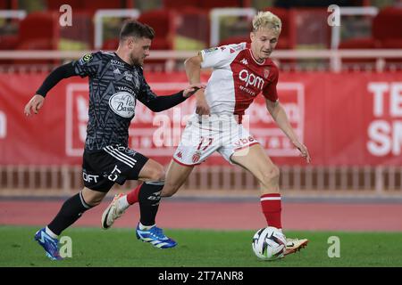 Monaco, Monaco. 5 novembre 2023. Aleksandr Golovin dell'AS Monaco è inseguito da Hugo Magnetti dello Stato Brestois 29 durante la partita di Ligue 1 allo Stade Louis II di Monaco. Il credito fotografico dovrebbe leggere: Jonathan Moscrop/Sportimage Credit: Sportimage Ltd/Alamy Live News Foto Stock