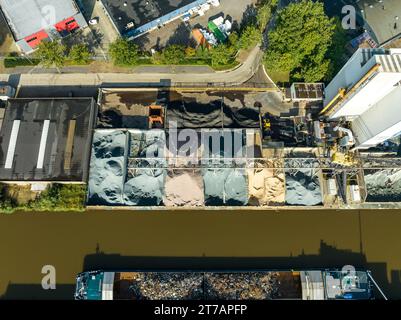 vista aerea di una fabbrica di asfalto lungo un canale Foto Stock