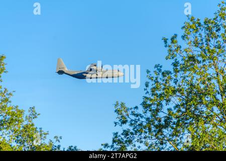 OLDENZAAL, PAESI BASSI - 6 SETTEMBRE 2023: Volo basso C-130H lockheed Martin Hercules della Royal Airforce olandese. Si tratta di un motore turboelica mil a quattro motori Foto Stock