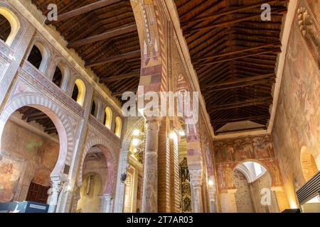 Toledo, Spagna, 08.10.21. Chiesa di San Romano (Museo dei Concili e Cultura visigota) vista interna con affreschi romanici colorati. Foto Stock