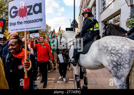 Un ufficiale della polizia metropolitana a cavallo controlla i dimostranti durante il March for Palestine Event, Vauxhall Bridge Road, Londra, Regno Unito Foto Stock