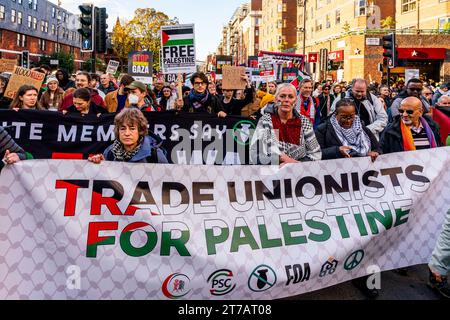 Manifestanti pro-palestinesi che tengono Uno striscione "sindacalista per la Palestina" al March for Palestine Event, Londra, Regno Unito Foto Stock