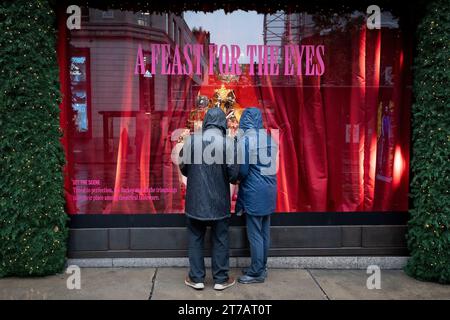 Gli acquirenti potranno ammirare una delle nuove vetrine a tema natalizio all'esterno del grande magazzino Selfridges in Oxford Street, il 14 novembre 2023, a Londra, in Inghilterra. Foto Stock