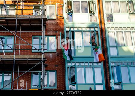 Alcuni residenti sulla Route of the March Show Solidarity with the Pro Palestinian Marchers, The March for Palestine, 11 novembre, Londra, Regno Unito Foto Stock