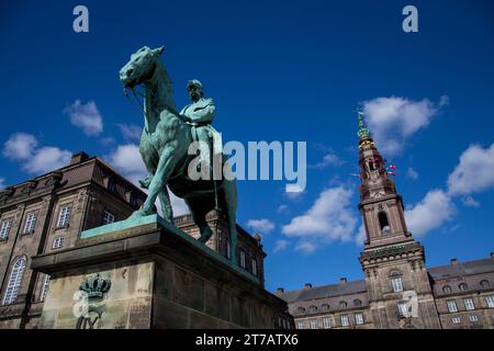 La statua equestre del re Federico VII di fronte a Christiansborg, Copenaghen, Danimarca Foto Stock