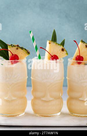 Pina colada in un bicchiere tiki, cocktail tiki tropicale con cocco, rum e ananas Foto Stock