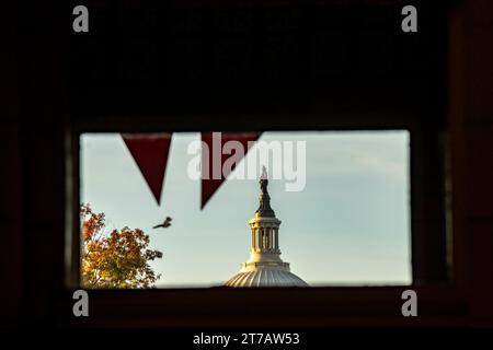 Washington, Stati Uniti. 14 novembre 2023. Una vista del Campidoglio è vista al mattino mentre le risoluzioni CR sono in corso a Capitol Hill a Washington DC martedì 14 novembre 2023. Foto di Ken Cedeno/UPI Credit: UPI/Alamy Live News Foto Stock