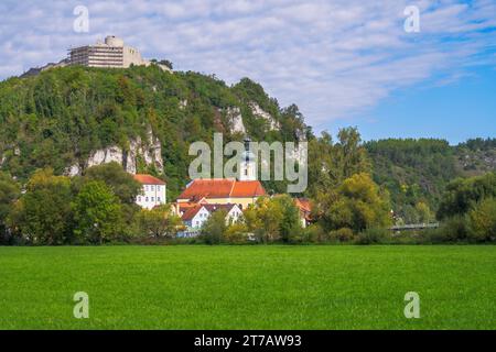 Il villaggio storico di Kallmuenz ha una rovina di castello sulla collina Foto Stock