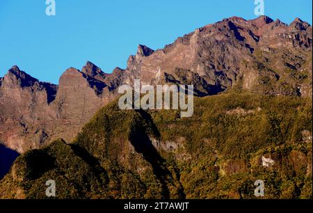 Il tramonto in una giornata limpida sul Piton des Neiges visto dal circo di Cilaos, riunione, Francia. Vetta vulcanica della montagna. Foto Stock