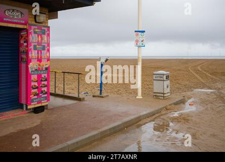 Skegness Beach in una giornata umida con gelati chiusi e cestino per la lettiera Foto Stock