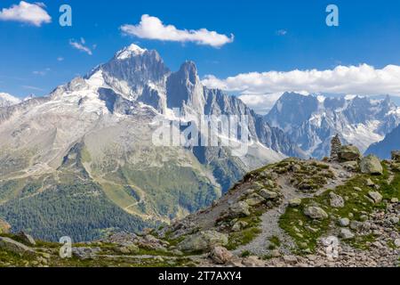 Lago LAC Blanc e paesaggio panoramico di Aiguille du Dru intorno alla valle montana di Chamonix sul percorso di trekking Tour du Montbalnc. Sentiero di montagna nelle Alpi Foto Stock