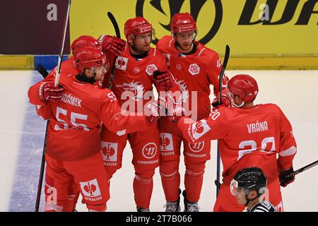 Trinec, Repubblica Ceca. 14 novembre 2023. I giocatori del Trinec festeggiano dopo aver segnato un gol durante la partita di apertura della Champions Hockey League HC Ocelari Trinec vs Skelleftea AIK, giocata a Trinec, Repubblica Ceca, il 14 novembre 2023. Crediti: Jaroslav Ozana/CTK Photo/Alamy Live News Foto Stock