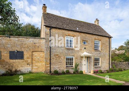 Civic Trust House del XIX secolo sul verde nel villaggio Cotswold di Guiting Power, Gloucestershire, Inghilterra Regno Unito Foto Stock