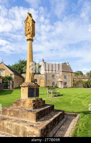 Il memoriale di guerra e la Civic Trust House sul verde nel villaggio Cotswold di Guiting Power, Gloucestershire, Inghilterra Regno Unito Foto Stock