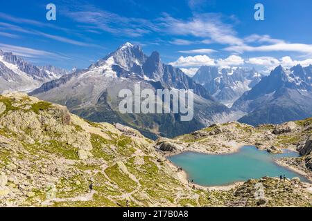 Lago LAC Blanc e paesaggio panoramico di Aiguille du Dru intorno alla valle montana di Chamonix sul percorso di trekking Tour du Montbalnc. Sentiero di montagna nelle Alpi Foto Stock