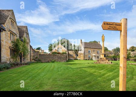 Cottage in pietra che circondano il verde nel villaggio Cotswold di Guiting Power, Gloucestershire, Inghilterra Regno Unito Foto Stock