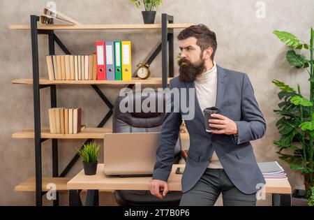 Breve pausa durante la giornata lavorativa. Tazza Hold per un'estrazione seria. Tè o caffè in ufficio. Pausa riposo. Solo prendendosi del tempo. Foto Stock