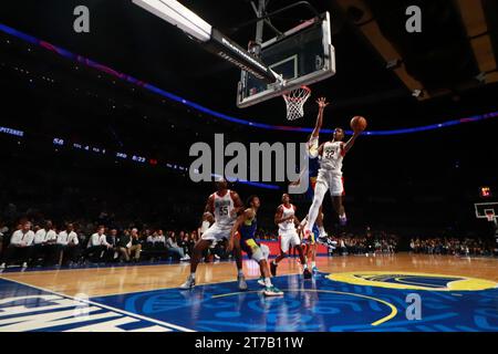 Città del Messico, Ciudad de Mexico, Messico. 14 novembre 2023. 13 novembre 2023 a città del Messico, Messico. E.J. Liddell (32) del Birmingham Squadron fa un layup contro il Mexico City Capitanes durante la partita tra i capitani di città del Messico e il Birmingham Squadron della NBA G League alla Mexico City Arena. Il 13 novembre 2023. A città del Messico, Messico. (Immagine di credito: © Carlos Santiago/eyepix via ZUMA Press Wire) SOLO USO EDITORIALE! Non per USO commerciale! Foto Stock
