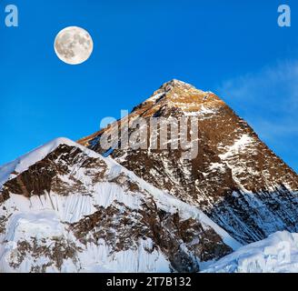 Monte Everest, vista notturna con la luna, Nepal Himalaya montagna. Mt. Everest e Nuptse picco da Kala Patthar, Khumbu valle, Sagarmatha parco nazionale Foto Stock