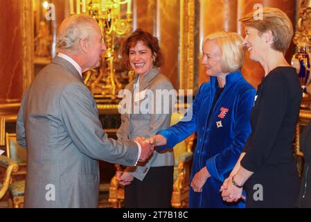 Re Carlo III saluta il nuovo Segretario della Sanità Victoria Atkins, Chief Nursing Officer (CNO) per l'Inghilterra Ruth May, e Chief Executive Officer (CEO) di NHS England Amanda Pritchard durante un ricevimento per celebrare infermiere e ostetriche che lavorano nel Regno Unito, come parte delle celebrazioni NHS 75, a Buckingham Palace, Londra. Data immagine: Martedì 14 novembre 2023. Foto Stock