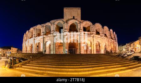 Arles, Francia - 1° ottobre 2023: Panorama dell'anfiteatro romano illuminato e dell'arena di Arles di notte Foto Stock