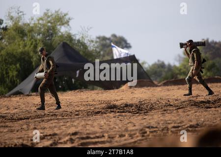 Israele centrale, Israele. 14 novembre 2023. I soldati israeliani trasportano proiettili su una base di artiglieria in avanti nel sud di Israele mentre si preparano a continuare a sparare proiettili semoventi da 155 mm Howitzer nella Striscia di Gaza il 14 novembre 2023. Foto di Jim Hollander/UPI Credit: UPI/Alamy Live News Foto Stock