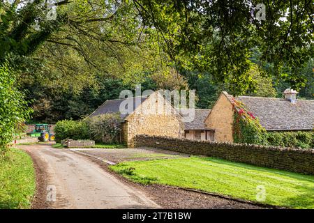 Una mattinata autunnale presso il villaggio Cotswold di Hawling Lodge, Hawling, Gloucestershire, Inghilterra Regno Unito Foto Stock