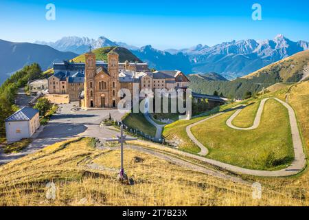 Nostra Signora di la Salette. Sanctuary Notre-Dame de la Salette, Francia. Questo luogo di pellegrinaggio si trova in un paesaggio montano unico nel suo genere Foto Stock