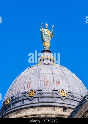 Tours, Francia - 13 agosto 2023: Una statua di San Martino sulla cupola della chiesa della sua tomba a Tours, Francia Foto Stock