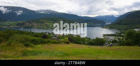 Vista dell'Hardangerfjord nel villaggio di Ulvik in Norvegia. Foto Stock