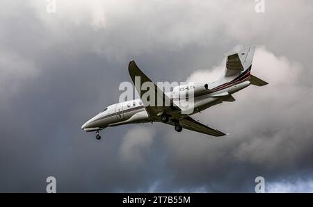 NETJETS Eine Cessna 680A Citation Latitude von der Charterfluggesellschaft NETJETS befindet sich im Landeanflug auf die Landebahn 28 des Flughafen Zürich. Zürich, Schweiz, 02.10.2022 *** NETJETS A Cessna 680A Citation Latitude della compagnia aerea charter NETJETS è in avvicinamento alla pista 28 all'aeroporto di Zurigo, Zurigo, Svizzera, 02 10 2022 credito: Imago/Alamy Live News Foto Stock