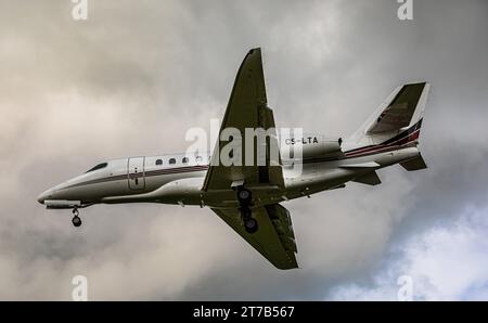 NETJETS Eine Cessna 680A Citation Latitude von der Charterfluggesellschaft NETJETS befindet sich im Landeanflug auf die Landebahn 28 des Flughafen Zürich. Zürich, Schweiz, 02.10.2022 *** NETJETS A Cessna 680A Citation Latitude della compagnia aerea charter NETJETS è in avvicinamento alla pista 28 all'aeroporto di Zurigo, Zurigo, Svizzera, 02 10 2022 credito: Imago/Alamy Live News Foto Stock