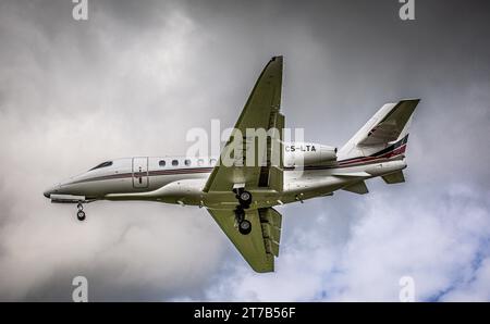 NETJETS Eine Cessna 680A Citation Latitude von der Charterfluggesellschaft NETJETS befindet sich im Landeanflug auf die Landebahn 28 des Flughafen Zürich. Zürich, Schweiz, 02.10.2022 *** NETJETS A Cessna 680A Citation Latitude della compagnia aerea charter NETJETS è in avvicinamento alla pista 28 all'aeroporto di Zurigo, Zurigo, Svizzera, 02 10 2022 credito: Imago/Alamy Live News Foto Stock