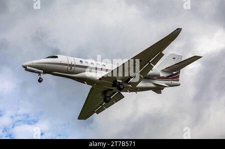 NETJETS Eine Cessna 680A Citation Latitude von der Charterfluggesellschaft NETJETS befindet sich im Landeanflug auf die Landebahn 28 des Flughafen Zürich. Zürich, Schweiz, 02.10.2022 *** NETJETS A Cessna 680A Citation Latitude della compagnia aerea charter NETJETS è in avvicinamento alla pista 28 all'aeroporto di Zurigo, Zurigo, Svizzera, 02 10 2022 credito: Imago/Alamy Live News Foto Stock