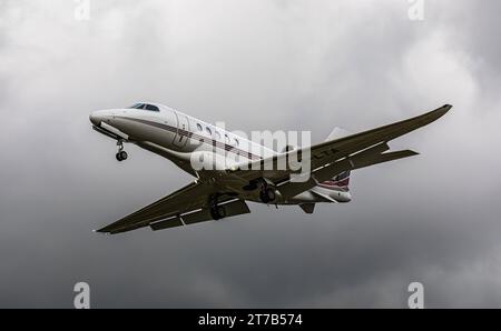 NETJETS Eine Cessna 680A Citation Latitude von der Charterfluggesellschaft NETJETS befindet sich im Landeanflug auf die Landebahn 28 des Flughafen Zürich. Zürich, Schweiz, 02.10.2022 *** NETJETS A Cessna 680A Citation Latitude della compagnia aerea charter NETJETS è in avvicinamento alla pista 28 all'aeroporto di Zurigo, Zurigo, Svizzera, 02 10 2022 credito: Imago/Alamy Live News Foto Stock