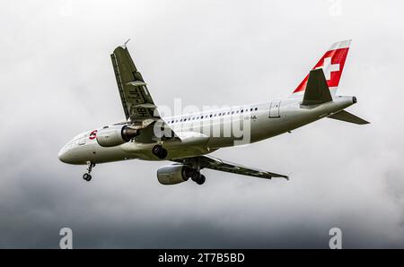 Swiss International Airlines Ein Airbus A320-214 von Swiss International Airlines befindet sich im Landeanflug auf den Flughafen Zürich. Registrazione HB-IJL. Zürich, Schweiz, 02.10.2022 *** Swiss International Airlines un Airbus A320 214 di Swiss International Airlines si avvicina all'aeroporto di Zurigo registrazione HB IJL Zurigo, Svizzera, 02 10 2022 credito: Imago/Alamy Live News Foto Stock