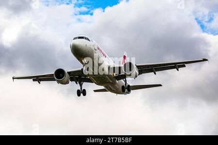 Swiss International Airlines Ein Airbus A320-214 von Swiss International Airlines befindet sich im Landeanflug auf den Flughafen Zürich. Registrazione HB-IJL. Zürich, Schweiz, 02.10.2022 *** Swiss International Airlines un Airbus A320 214 di Swiss International Airlines si avvicina all'aeroporto di Zurigo registrazione HB IJL Zurigo, Svizzera, 02 10 2022 credito: Imago/Alamy Live News Foto Stock