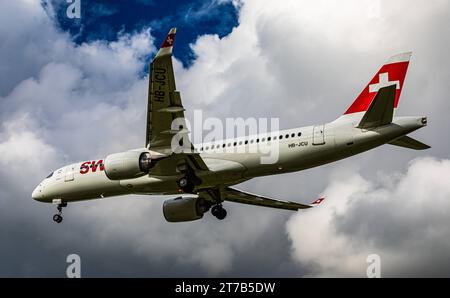 Swiss International Airlines Ein Airbus A220-300 von Swiss International Airlines befindet sich im Landeanflug auf die piste 28 des Flughafen Zürich. Registrazione HB-JCU. Zürich, Schweiz, 02.10.2022 *** Swiss International Airlines un Airbus A220 300 di Swiss International Airlines si avvicina alla pista 28 all'aeroporto di Zurigo registrazione HB JCU Zurigo, Svizzera, 02 10 2022 credito: Imago/Alamy Live News Foto Stock