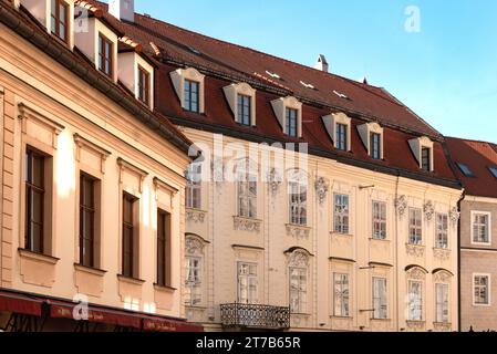 Bratislava, Slovacchia. 2 ottobre 2023 architettura classica di belle case e strette stradine acciottolate solo pedonali della città vecchia di Bratisla Foto Stock