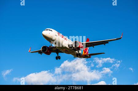 Air Malta Ein Airbus A320-251N von Air Malta ist im Landeanflug auf die Landebahn 28 des Flughafen Zürich. Die Registration des Airbus A320neo ist 9H-NEC. Zürich, Schweiz, 02.10.2022 *** Air Malta An Air Malta Airbus A320 251N si avvicina alla pista 28 all'aeroporto di Zurigo la registrazione dell'Airbus A320neo è 9H NEC Zurigo, Svizzera, 02 10 2022 credito: Imago/Alamy Live News Foto Stock