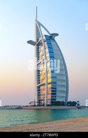 Dubai, Emirati Arabi Uniti. 1 luglio 2019 vista panoramica serale del Burj al Arab, iconico hotel di lusso sulla spiaggia di Jumeirah, splendida Dubai, Unite Foto Stock