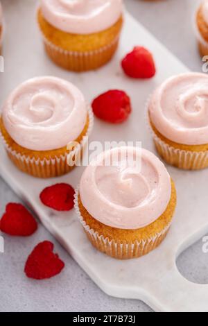 Cupcake al lampone con glassa di lamponi girati Foto Stock