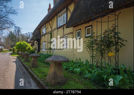 Cottage tradizionali in legno con tetto di paglia a Church Street, Wherwell, Hampshire, Inghilterra, Regno Unito Foto Stock