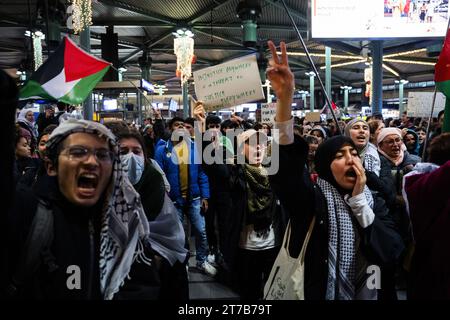 SCHIPHOL - i manifestanti stanno tenendo un sit-in a Schiphol Plaza, una forma di protesta in cui i manifestanti siedono in massa sul terreno. La protesta è stata organizzata da un gruppo d'azione per mostrare solidarietà a Gaza. ANP JEROEN JUMELET netherlands Out - belgium Out Foto Stock