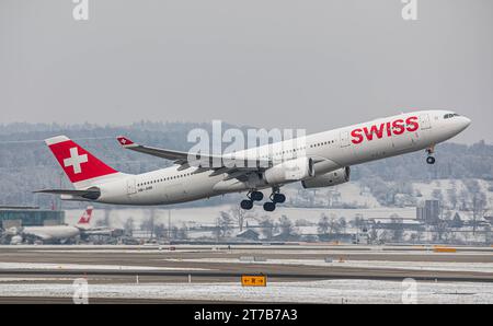 Swiss International Airlines Ein Airbus A340-313X von Swiss International Airlines startet von Startbahn 16 des sich in winterlicher Landschaft befindlichen Flughafen Zürich. Registratin HB-JHM. Zürich, Schweiz, 18.12.2022 *** Swiss International Airlines un Airbus A340 313X di Swiss International Airlines decolla dalla pista 16 dell'aeroporto di Zurigo Registratin HB JHM Zurigo, Svizzera, 18 12 2022 in un paesaggio da sogno credito: Imago/Alamy Live News Foto Stock